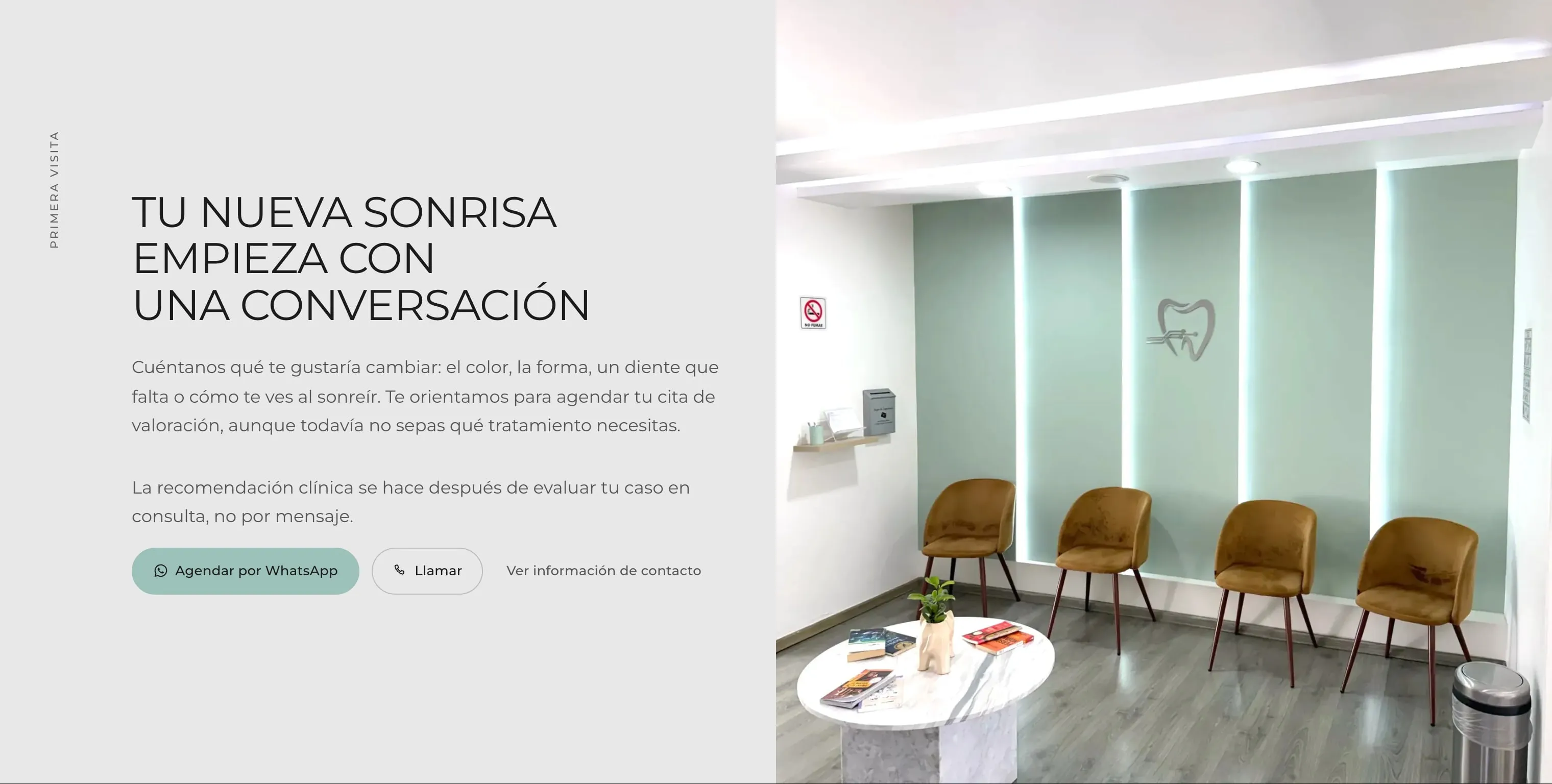 La primera visita en el sitio de Alta Estética Dental: «Tu nueva sonrisa empieza con una conversación», con WhatsApp y llamada, junto a la sala de espera.