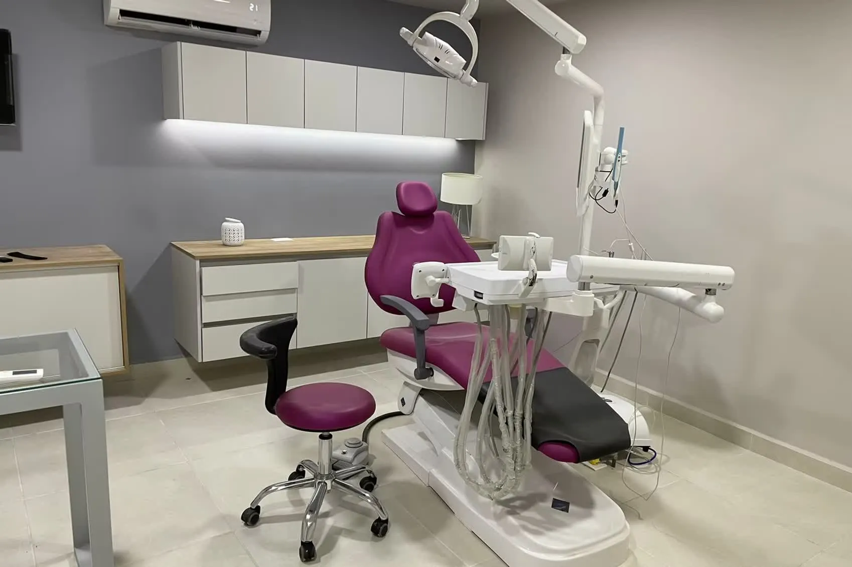 Consultorio de Dental Cast, con el sillón en el magenta de su marca.