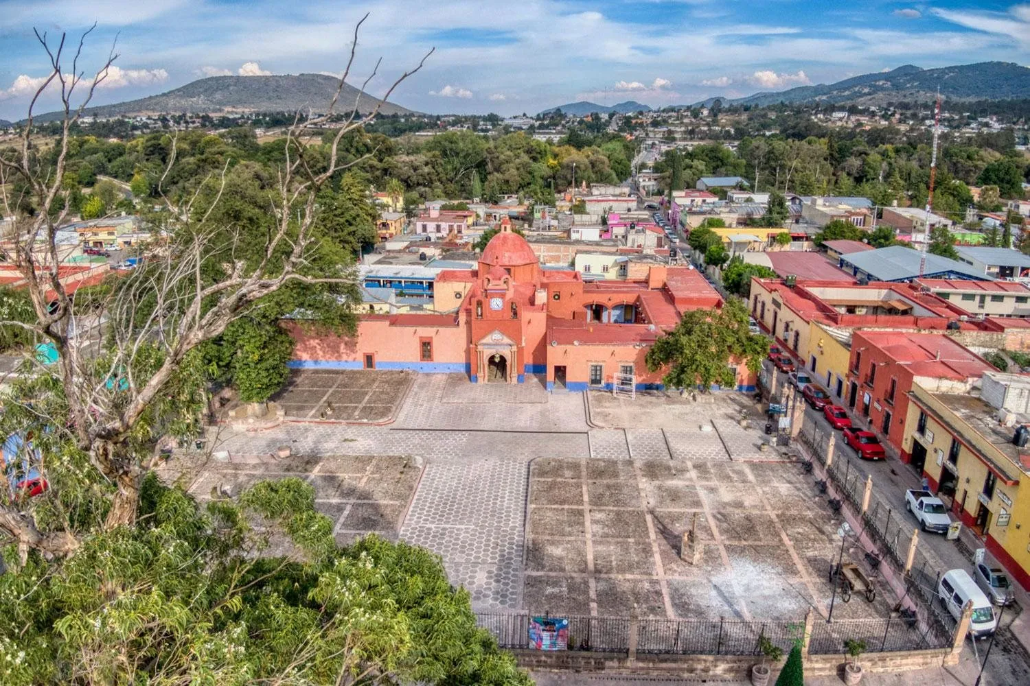 Vista aérea del Jardín Principal de Huimilpan y su templo.